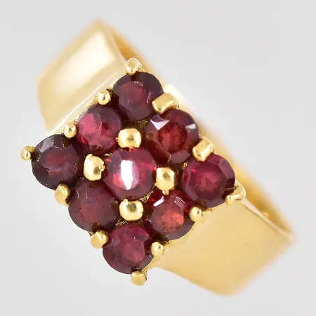 Ring med granater stl 15½ 18K Vikt: 3,4 g