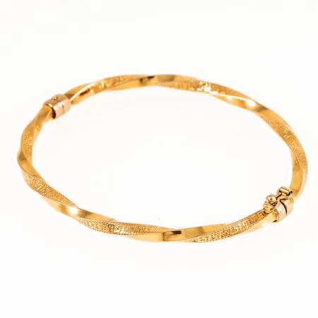 Stelt armband med vriden mönsterdekor Innermått 18 cm bredd 3,7 mm. Italiensk tillverkarstämpel. 6,7g 18K.