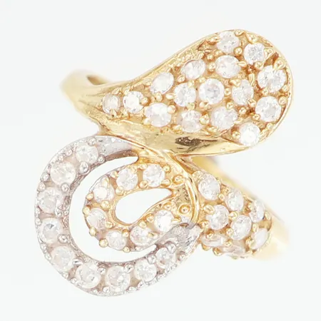 Ring med vita stenar stl:16½ bredd: 2-22mm, 18K Vikt: 3,8 g