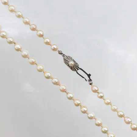 Pärlcollier, odlade pärlor, 44cm, bredd: 5,6mm, vissa pärlor med slitage samt oregelbunden form, defekt lås med pärla i 925/1000 silver som ej går att stänga Vikt: 0 g