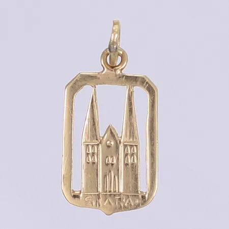Hänge med dekor av Skara Domkyrka höjd 20mm inkl öglan ostämplat 18K Vikt: 0,9 g