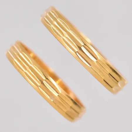2 ringar graverade stl 17,19 gravyrer 18K Vikt: 3,2 g
