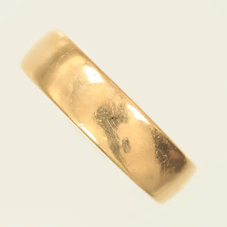 Ring slät, stl 19¼, bredd 6mm, Schallins, gravyr, repig 18K Vikt: 9,6 g