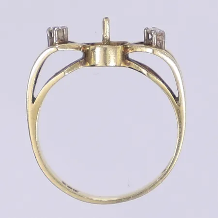 Ring med vita stenar defekt 14K Vikt: 2,4 g