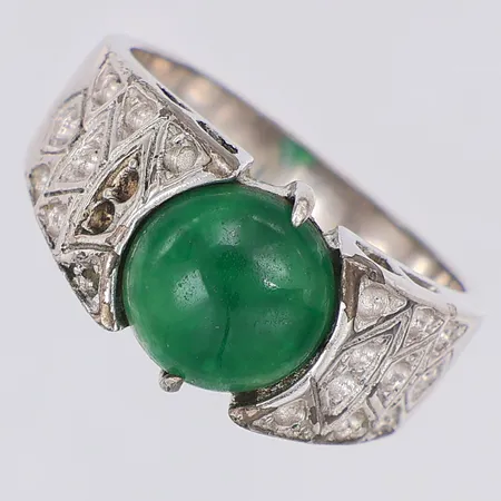 Ring troligen jadeit stl:17¼, saknar alla stenar på sidorna, Pt 750 platina Vikt: 5,7 g
