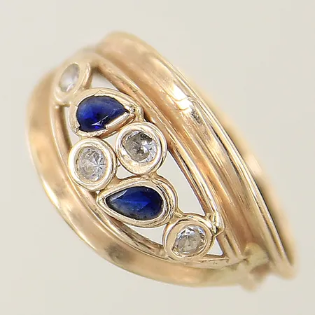 Ring med blå samt vita stenar stl:18¾ bredd 3,9-13mm 14K Vikt: 2,1 g