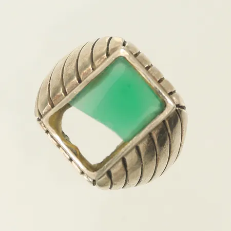Ring med grön sten, stl 21½, bredd 4,5-19mm, trasig sten, Silver 925/1000 Vikt: 10,5 g