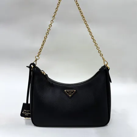 Väska Prada Re-Edition Bandoleira Saffiano Lux Nero 22x18x6cm läder, utbytbar axelrem, smärre fläckar invändigt, slitage vid dragkedjans stopp, kvitto från Birger Jarlsgatan 2020, inga tillbehör 