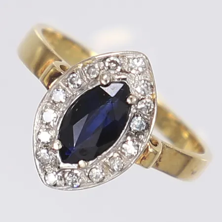 Ring med diamanter 16 x ca 0,01ct och blå sten troligen safir stl 16¼ bredd 2-13mm något missfärgad 18K Vikt: 3,7 g