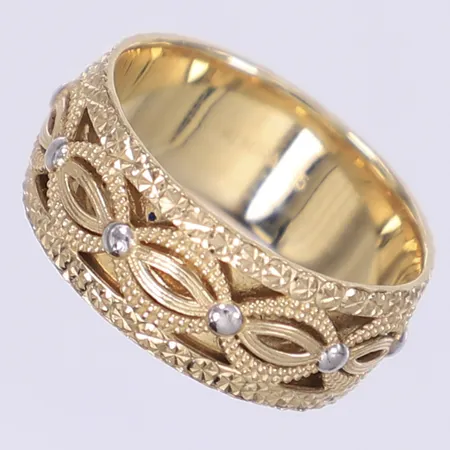 Ring med dekor stl:17 bredd 8mm 14K Vikt: 3 g