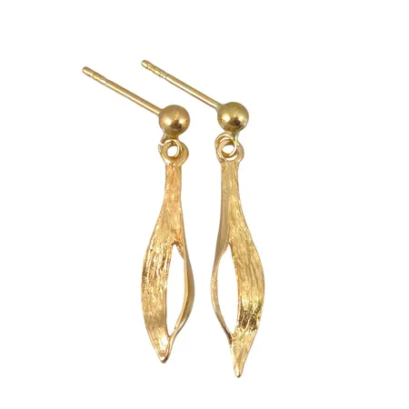 Örhängen i 18K guld, strukturmönstrad modell, längd 28 mm, bredd 5 mm, ploppar saknas, fint skick Vikt: 1,2 g