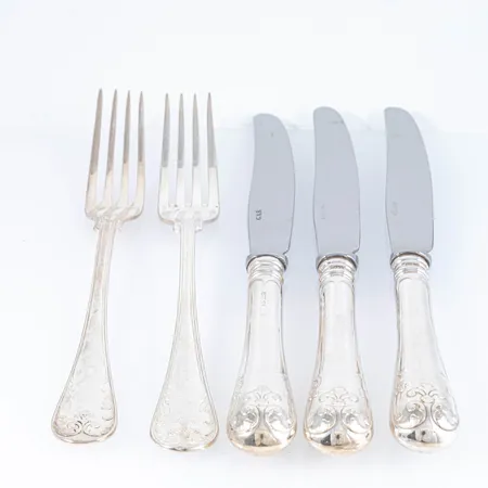 Två gafflar och tre knivar Gamma Fransk i silver. Längd 186 resp 210 mm. vikt gafflar 94,5g. Bruttovikt knivar 248g. 