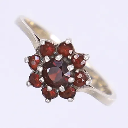 Ring med granater stl 17 bredd 1-9mm gravyr ojämn form silver 830/1000 Vikt: 1,9 g