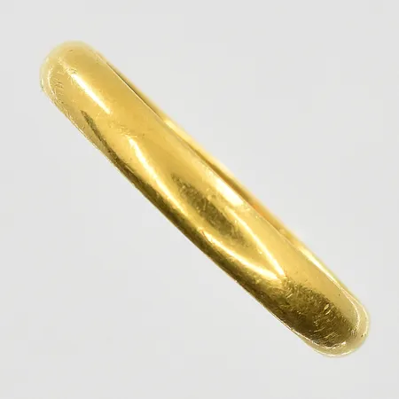 Ring stl 21½, bredd 3 mm, gravyr, 23K. Vikt: 6,7 g