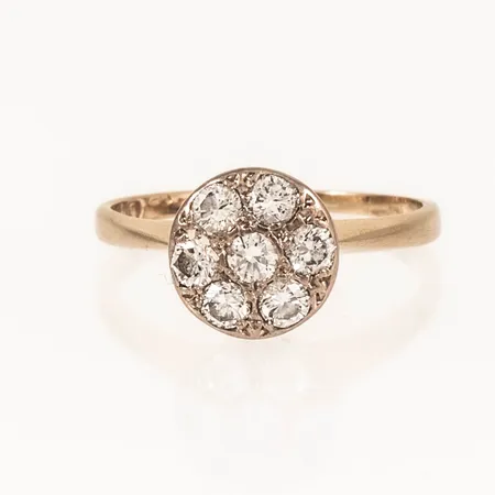 Ring i 18K guld med sju briljantslipade diamanter á ca 0,07ct. Stl:16¼. Bredd 1,5 - 8,9 mm. Vikt 3,0g. 