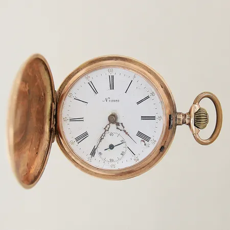 Fickur savonett med mönstrad dekor 14K, manuell, 51mm, boett-nr: 70538, innerboett i 14K, plexiglas, skadad urtavla, bucklig, går ej. Bruttovikt: 81,7g   