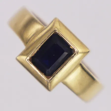 Ring mörkblå sten stl:18¼ bredd 4,4-11mm, 14K  Vikt: 5 g