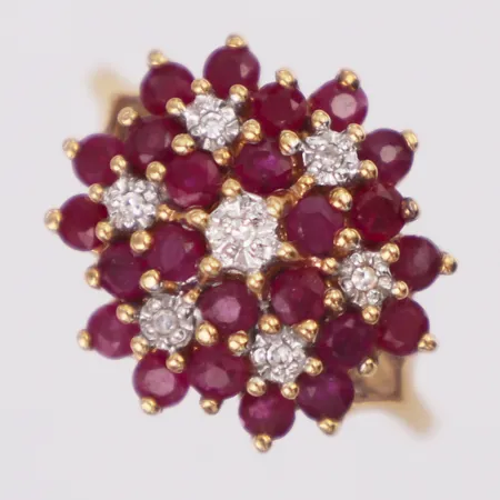 Ring med diamanter 7 x ca0,005ct och troligtvis rubiner stl:16¼, bredd 1,4-14,6mm, 18K  Vikt: 4,1 g