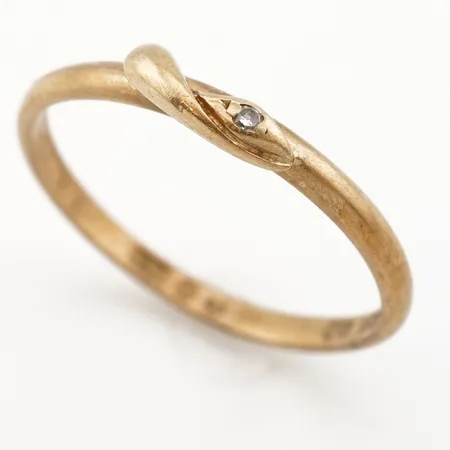 Ring m vit sten, stl 17½(55), bredd 2,5mm, 18k, gravyr Vikt: 1,7 g