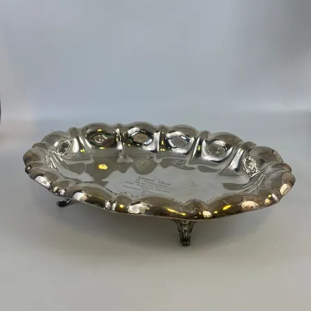 Fat på fötter, 40x29cm, höjd: 8cm, gravyr, 830/1000 silver Vikt: 762,2 g