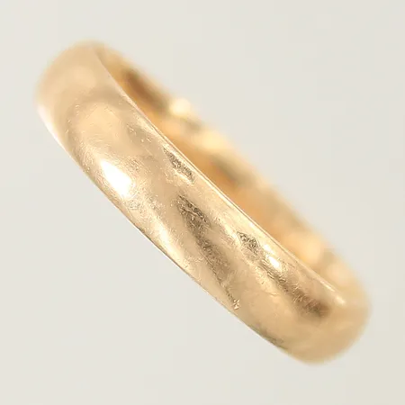 Ring slät stl:21¾ bredd 4,9mm gravyr 18K Vikt: 6,4 g