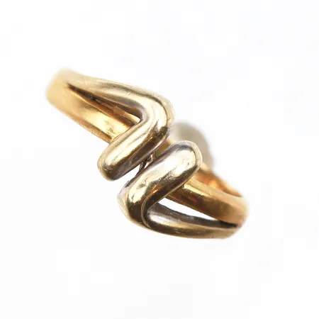 Ring Stl:18¼, bredd: 2,6-10,4mm, vitguldsdetaljer, 18K Vikt: 4 g