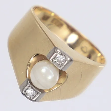 Ring med pärla och två diamanter 2x0,005ct stl 14¾, Fryklund och Pålsson Stockholm 1961 18K Vikt: 3,6 g