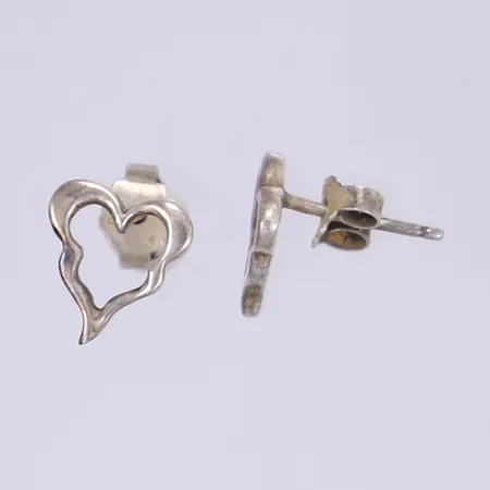 Ett par örhängen Efva Attling "Crazy Heart" i form av hjärtan ca 10x8mm omaka snurrebussar silver 925/1000 Vikt: 1,2 g