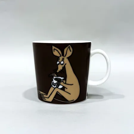 Muminmugg brun "Sniff" Arabia Finland Ø8cm höjd 8cm smärre bruksslitage Skickas med paket.