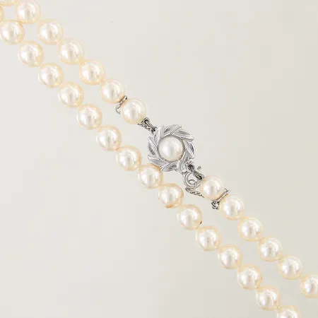 Pärlcollier Majorica 110st imiterade pärlor Ø6,9-7,1mm längd 86cm lås samt säkerhetskedja i oädel metall, etui