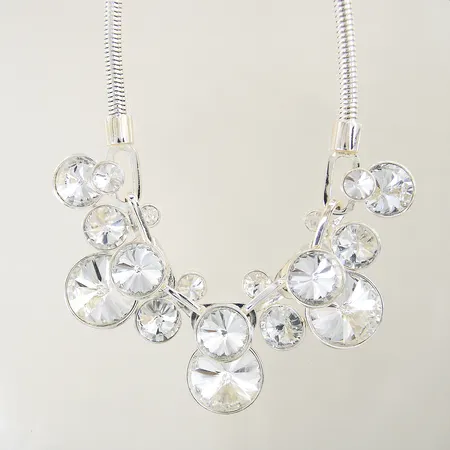 Collier med vita stenar Snö of Sweden längd 41-55cm bredd 6,5-40mm vitmetall inga tillbehör