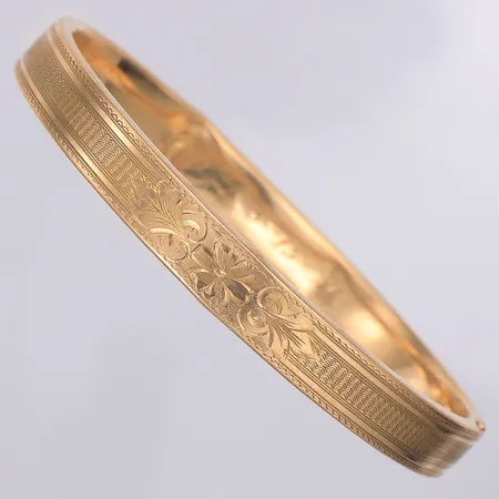 Armband stelt ihåligt Ø58mm, vikskador, gravyr, 10K  Vikt: 10 g