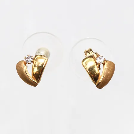 Ett par örhängen med vita stenar, 7,7x8mm, stift, saknar en snurrebuss, 18K Vikt: 0,6 g