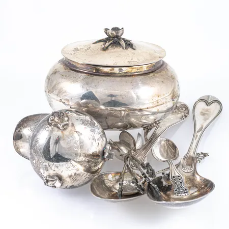 Diverse graverat silver 830/1000 406g. 
