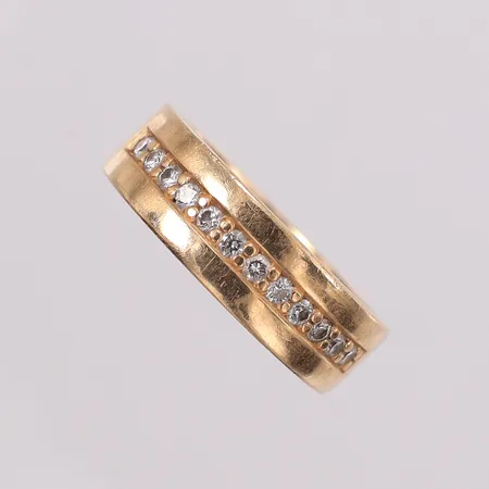 Ring med 8/8-slipade diamanter 0,24ct W(H)vs enligt gravyr, stl:16¾ bredd 6mm, gravyr. 18K  Vikt: 8,8 g