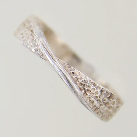 Ring med dekor stl:16¾ bredd 4mm silver 925/1000 Vikt: 2 g