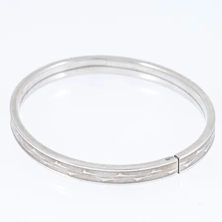 Stelt mönstrat armband i silver 830/1000. Innermått 19 cm. Bredd 6,1 mm. Vikt 12,7g. 