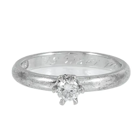 Ring med en briljantslipad diamant ca 0,20ct stl:17 bredd 2,5-5mm, gravyr, vitguld 18K 3,8g.