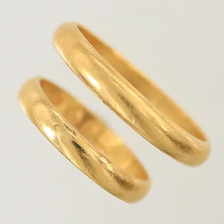 2 Ringar släta stl:17¼ samt 20½ bredd 3,1-3,6mm gravyr 23K Vikt: 9,3 g