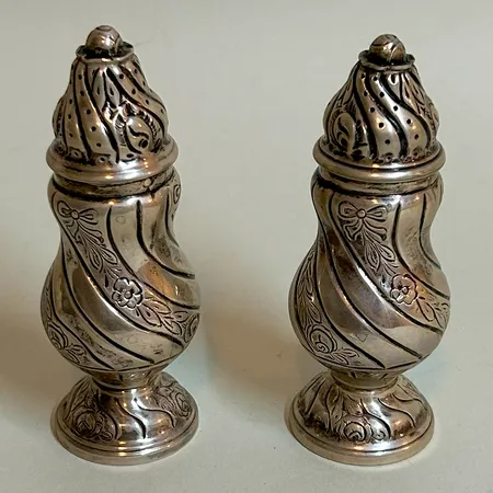 Ett par saltströare 10cm, 830/1000 silver  Vikt: 81 g