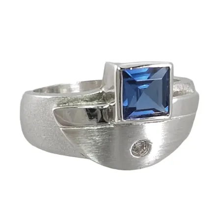Ring silver 925/1000 blå & vit sten, delvis matterad yta, stl:16½ mm, bredd 4-11,5 mm, oidentifierad tillverkarstämpel, stenar utan anmärkning, fint skick  Vikt: 4,5 g