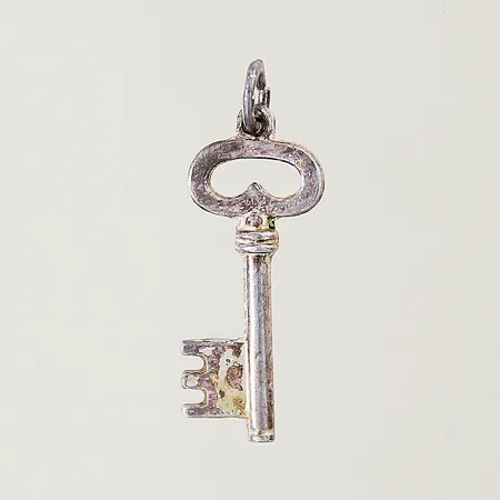 Hänge nyckel 27x10mm ej hoplödd ögla silver 830/1000 Vikt: 0,6 g