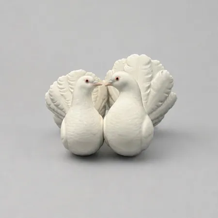 Figurin Lladro, turturduvor, höjd ca 12cm, glaserat porslin
