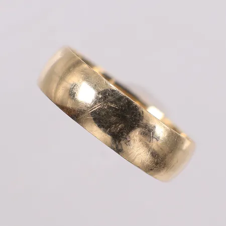 Ring slät stl:18½ bredd 5,8mm, gravyr, ostämplad, 14K Vikt: 2,9 g