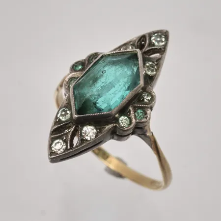 Ring stl:16 bredd 1,5-21,2mm, grön och vita stenar, guld 18K i skenan, fattning i silver 830/1000, 2,86g.