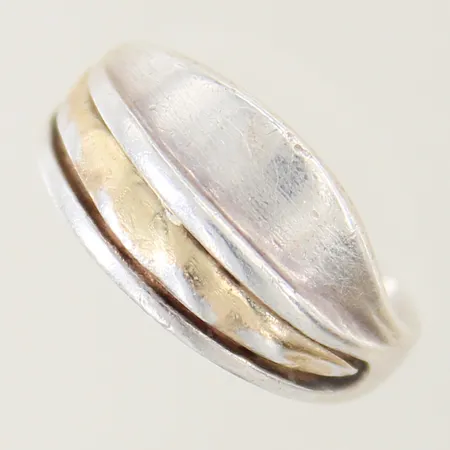 Ring med dekor stl:17¾ bredd 3-11mm delvis förgylld silver 925/1000 Vikt: 5,2 g