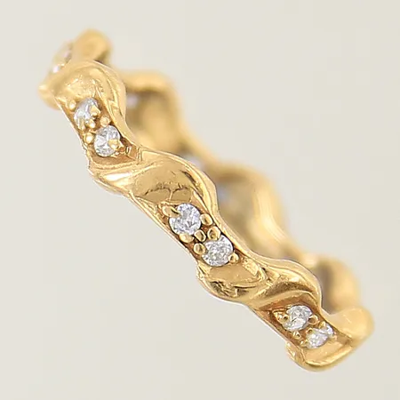 Ring med vita stenar stl:16¾ bredd 3,9mm ostämplad 18K Vikt: 2,7 g