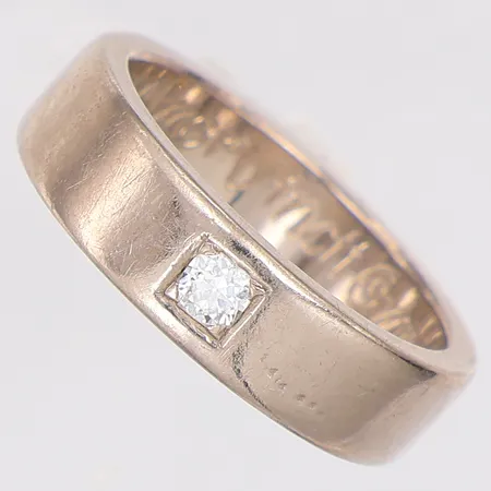 Ring slät diamant ca 0,10ct stl:15¼ bredd 5mm vitguld, gravyr, 18K Vikt: 7,2 g