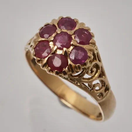Ring stl:17 bredd 3,2-10,7mm, 7st röda stenar, 18K, 4,74g.