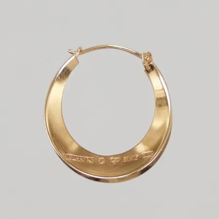 Udda örhänge längd 21,7mm bredd 6,4mm, Alton år 1975, 18K,  Vikt: 1,9 g